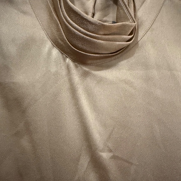 Vince Camuto Sleeveless Mock Neck Hammer Satin Blouse NEW WITH TAGS - Picture 2 of 5